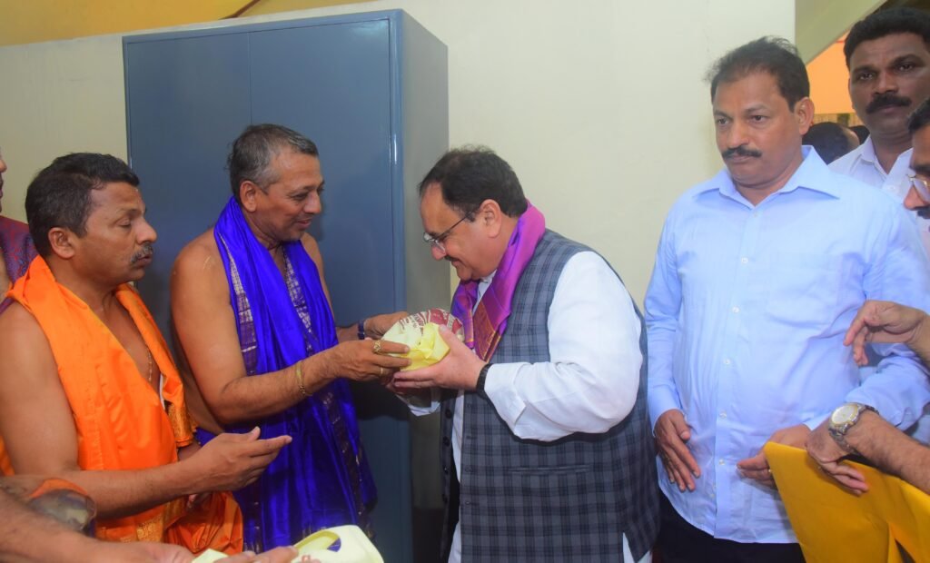J.P. Nadda visits Udupi Krishna Mutt